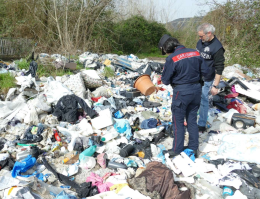 Discarica a cielo aperto: sequestrata un'area di 800 mq