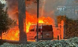 Fiorino avvolto dalle fiamme: paura in localit&agrave; Carnello 