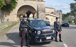 Sequestra la compagna e la minaccia di morte con un machete