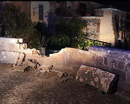 Con l&rsquo;auto contro il muro perimetrale