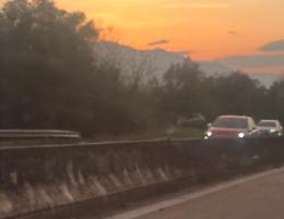 Incidente in superstrada, auto finisce fuori strada