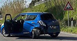 Incidente sulla Casilina, scontro tra un'auto e un furgone: tre i feriti 