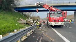 Incidente mortale in A1: perdono la vita tre operai di Acuto