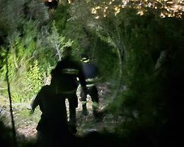 Si perde nel bosco spaventato dai cinghiali. Recuperato un diciassettenne