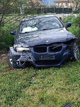 Finisce contro un muro con l'auto. Ferito un ventiquattrenne