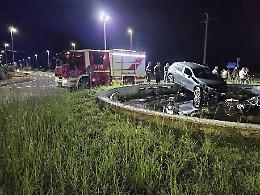 Perde il contro dell'auto e finisce in una fontana. Paura per tre giovani ciociari