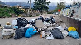 Rifiuti abbandonati davanti all'ecocentro. La rabbia dei residenti