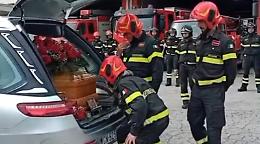 Il commosso addio dei vigili del fuoco a  Giuseppe Capezzera