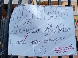 Il messaggio di cordoglio dei compagni di scuola a Francesco