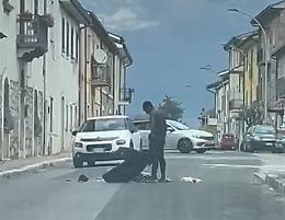 Si denuda in strada, e un passante lo registra: le immagini 