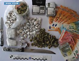 Cento dosi di cannabinoidi e contanti in casa: arrestato un giovane 