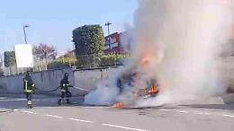 Frosinone, auto in fiamme vicino al Dream Cinema: le immagini 