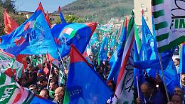 Striscioni, microfoni e megafoni: inizia il mega corteo operaio LIVE 