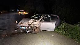 Perde il controllo dell'auto e finisce contro lo spartitraffico: grave una donna di 69 anni