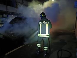 Paura in via Po per un furgone in fiamme