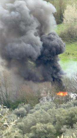 Capannone in fiamme. Muoiono ottanta ovini
