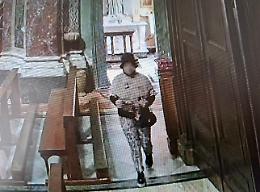 Entra in chiesa e danneggia oggetti sacri: indagini in corso