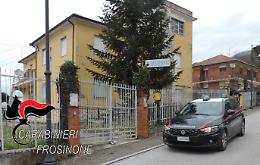 Trovano una carta di credito e la usano per acquisti e prelievi: denunciati