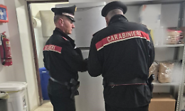 Panini scaduti e carenze nella sicurezza: locale sanzionato per 4.700 euro