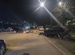 Urta tre auto in sosta: un trentenne finisce in ospedale