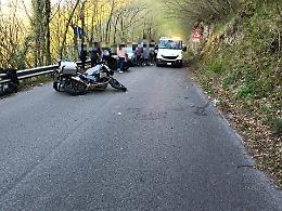 Perdono il controllo della moto e si schiantano contro una parete rocciosa