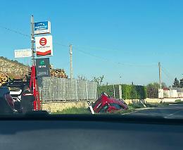 Auto si ribalta in una cunetta