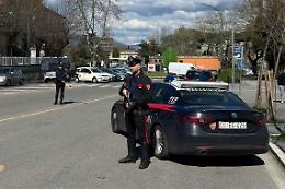 Aggredita, precipita dalle scale. Il compagno in manette