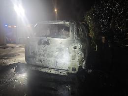 Paura nella notte per un'auto in fiamme