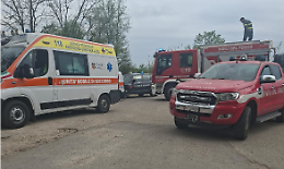 Finisce con l'auto nel torrente lungo la Casilina