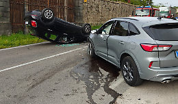 Scontro fra due auto: sul posto 118 e vigili del fuoco