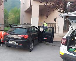 Malore alla guida, si schianta contro una scalinata e muore