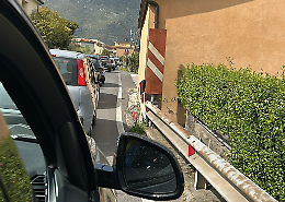 Guasto sulla linea ferroviaria e passaggio a livello chiuso: traffico in tilt