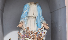 Ancora un atto vandalico: decapitata la statua della Madonna di Lourdes