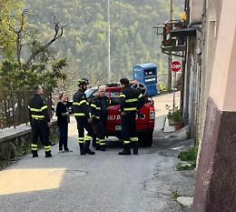 Incendio nel centro abitato: un giovane evita il peggio