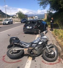 Violento scontro tra auto e mezzo a due ruote: paura per il motociclista