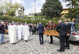 Una folla commossa per l'ultimo saluto a Gino Santoro