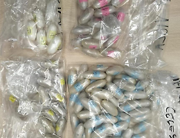 In viaggio con 100 ovuli di sostanze: arrestato