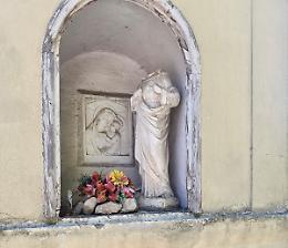 Decapitata un'altra statua: danneggiata l'effige del Sacro Cuore