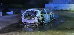 Auto in fiamme nella notte