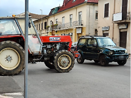 Incidente in pieno centro. Un'auto e un trattore si scontrano