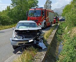 Perde il controllo dell'auto e va fuori strada: paura per una donna