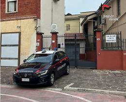 Infrange le vetrine e ruba due computer da un negozio. Denunciato