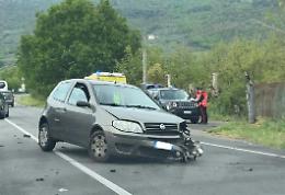 Scontro tra due auto: conducenti in ospedale