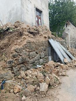 Cede un muro, intervento immediato del Comune
