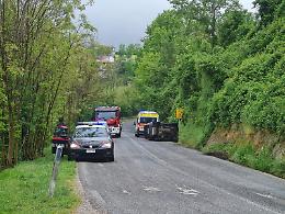 Auto si ribalta, paura per il conducente