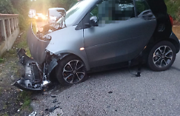 Perde il controllo dell'auto e finisce contro un muro