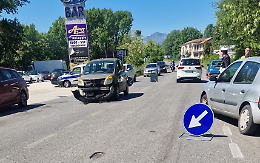 Scontro fra tre veicoli. Ferita una donna