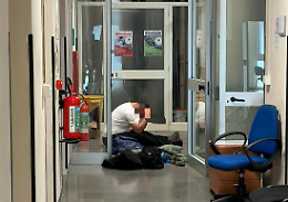 Un uomo senza fissa dimora blocca gli uffici dell'assessorato e minaccia il personale