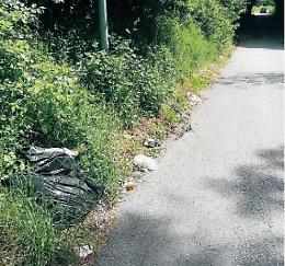 Strada trasformata in discarica, abbandonati rifiuti di ogni genere: il degrado