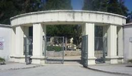 Code davanti al cimitero: venti minuti per far visita ai defunti